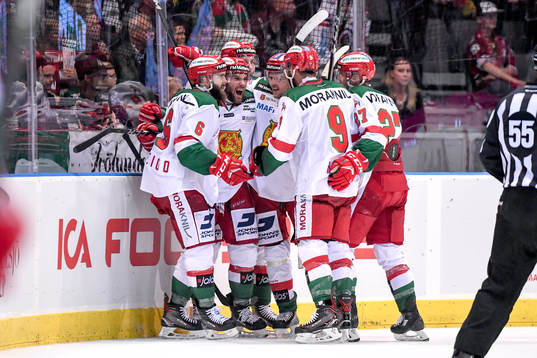 Moras Jacob Lagacé jublar med lagkamrater