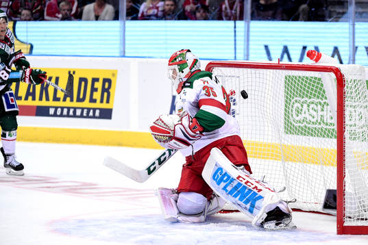 Frölundas Ryan Lasch gör 3-2 bakom Moras målvakt