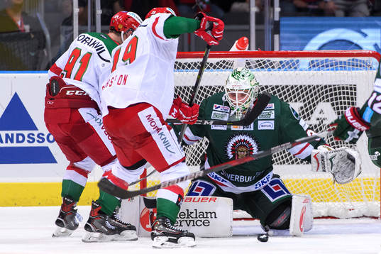 Oroligt framför Frölundas målvakt Johan Gustafsson