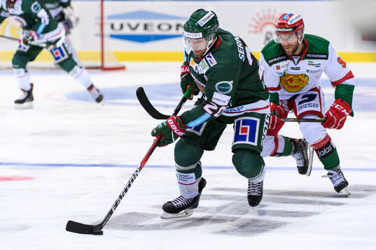 Frölundas Joel Lundqvist jagas av Moras Jacob Lagac