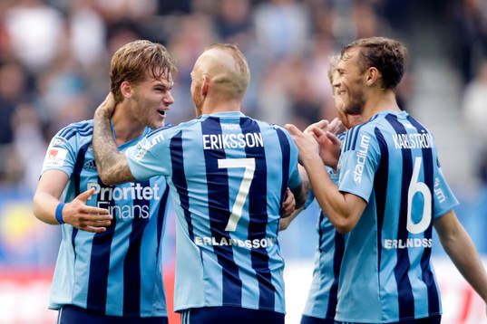 Djurgårdens Felix Beijmo jublar med lagkamrater efter 2-0