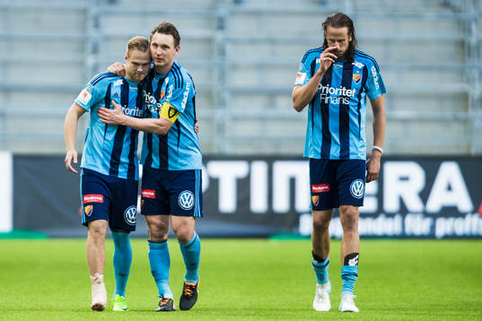 Djurgårdens Kim Källström omfamnar Gustav Engvall bredvid Jonas Olsson