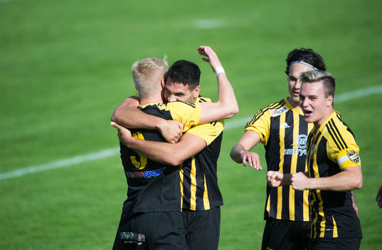 IFK Hässleholms Tommy Filipovic har gjort mål och grattas i matchen i division 2 mellan IFK Hässleholm och Österlen 16 september 2017.  