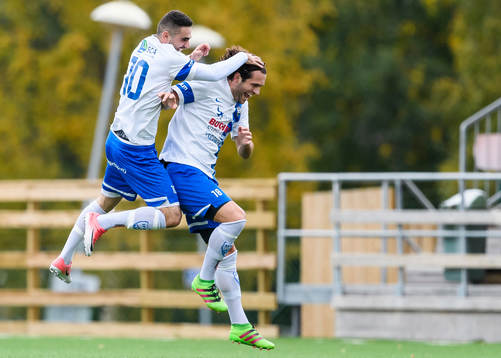 Timrås Mehmed Hafizovic (h) jublar tillsammans med Granit Buzuku (v) efter sitt 2-1 mål