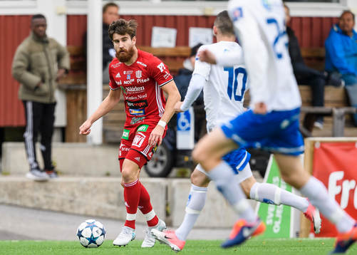 Piteås Joachim Olofsson med bollen