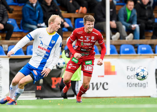Piteås Joel Edström i kamp med Timrås Gustav Hägglund