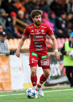 Piteås Joachim Olofsson med bollen