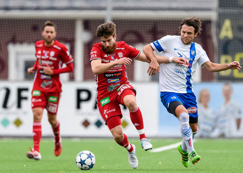 Piteås Joachim Olofsson i kamp med Timrås Mehmed Hafizovic