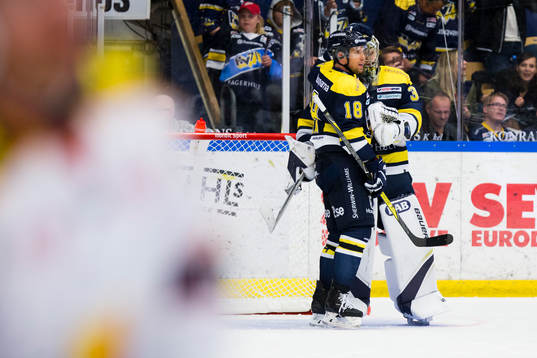 s Topi Jaakola och målvakt Linus Söderström jublar