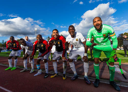 Östersunds Samuel Mensiro, Fouad Bachirou, Saman Ghoddos, Samuel Mensiro och målvakt Aly Keita jublar