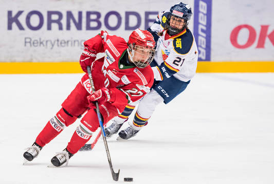 Modos Annie Svedin och Djurgårdens Carrie Atkinson i kamp