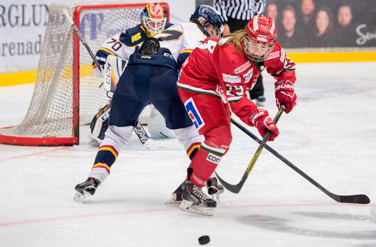 Djurgårdens Josefine Holmgren och Modos Ellen Lövgren i