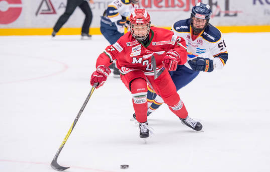 Johanna Olofsson och Elin Johansson i kamp om pucken