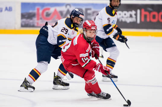 Josefin Bouveng och Kaitlyn Tougas i kamp om pucken