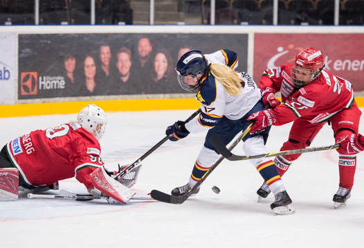 Djurgårdens Julia Johansson stoppas i ett friläge av