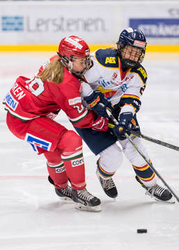 Ellen Lövgren och Josefin Bouveng i kamp om pucken