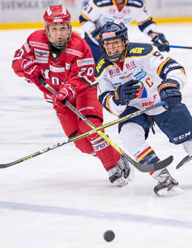 Celine Tedenby och Molly Engström i kamp om pucken