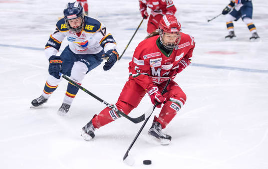 Julia Johansson och Sidney Morin i kamp om pucken