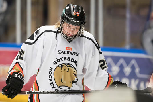 Göteborgs Emma Johansson  i ishockeymatchen i SDHL mellan