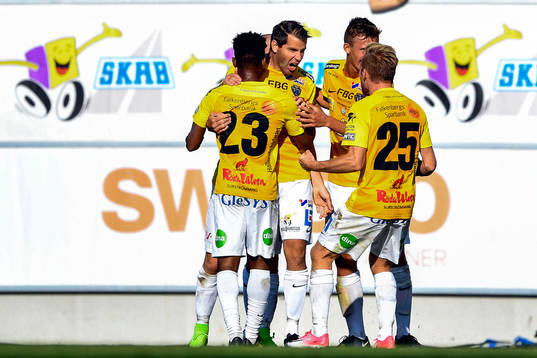 Falkenbergs Stefan Rodevåg jublar med lagkamrater efter 1-1