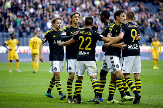 s Nicolas Marcelo Stefanelli jublar med lagkamrater