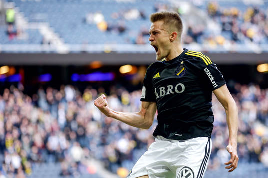 s Rasmus Lindkvist jublar