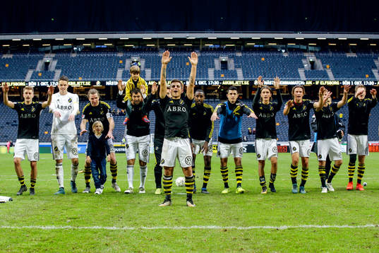 s Nicolas Marcelo Stefanelli jublar med lagkamraterna