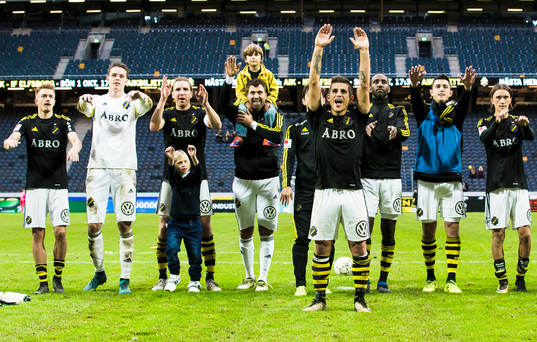 s Nicolas Stefanelli (m) jublar med lagkamrater efter fotbollsmatchen i Allsvenskan mellan AIK och Halmstad den 17 September 2017 i Stockholm. 