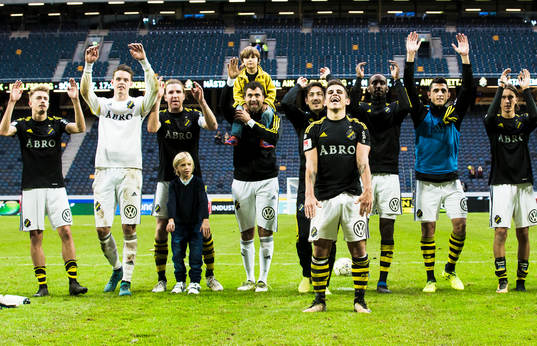 s Nicolas Stefanelli (m) jublar med lagkamrater efter fotbollsmatchen i Allsvenskan mellan AIK och Halmstad den 17 September 2017 i Stockholm. 