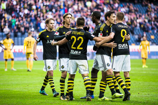 s Nicolas Stefanelli (m) jublar med Henok Goitom , Kristoffer Olsson , Stefan Ishizaki , Rasmus Lindkvist och Johan Blomberg efter 1-0 under fotbollsmatchen i Allsvenskan mellan AIK och Halmstad den 17 September 2017 i Stockholm. 
