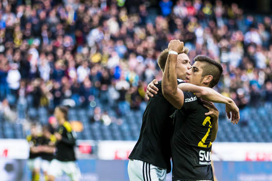s Nicolas Stefanelli (h) jublar med Rasmus Lindkvist efter 1-0 under fotbollsmatchen i Allsvenskan mellan AIK och Halmstad den 17 September 2017 i Stockholm. 