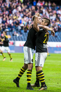 s Nicolas Stefanelli (h) jublar med Rasmus Lindkvist efter 1-0 under fotbollsmatchen i Allsvenskan mellan AIK och Halmstad den 17 September 2017 i Stockholm. 