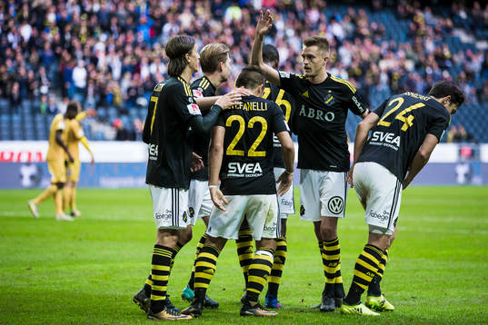 s Nicolas Stefanelli jublar med Kristoffer Olsson  och Rasmus Lindkvist efter 1-0 under fotbollsmatchen i Allsvenskan mellan AIK och Halmstad den 17 September 2017 i Stockholm. 