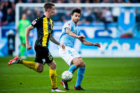 Hammarbys Birkir Már Saevarsson och Malmö FFs Behrang