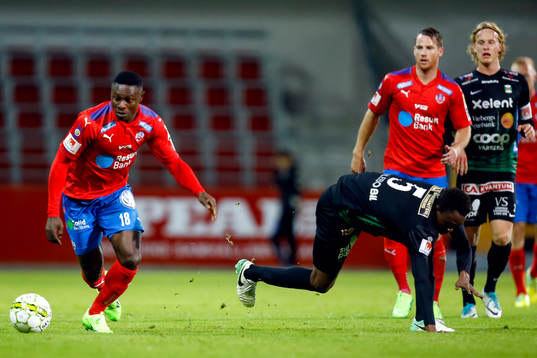 Helsingborgs Oke Akpoveta och Varbergs Lawson Sabah
