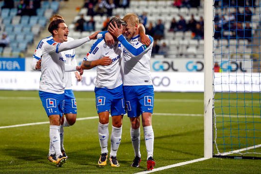 Norrköpings Karl Holmberg jublar med lagkamrater efter 3-0 på straff