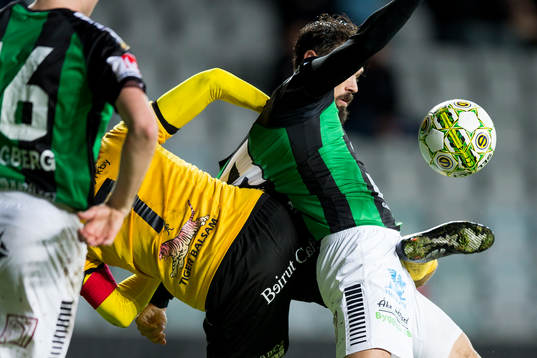 GAIS Mavrudis Bougaidis i kamp om bollen med Frejs Richard