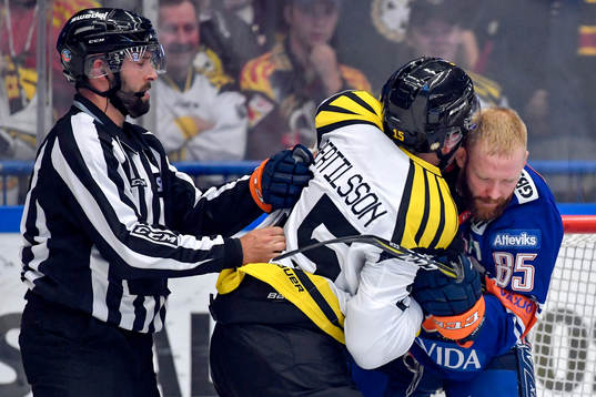 Gruff mellan Brynäs Simon Bertilsson och Växjös Liam