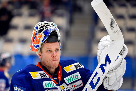 Växjös målvakt Viktor Fasth jublar