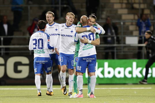 Norrköpings målvakt David Mitov Nilsson kramar om Daniel Sjölund