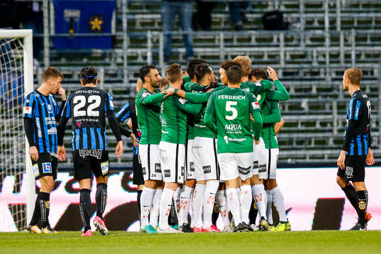 Jönköpings spelare jublar efter 1-0 av Daryl Smylie