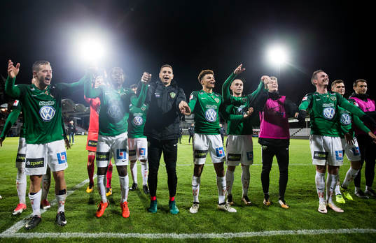 Jönköpings spelare jublar mot publiken