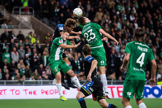 IFK Göteborgs Thomas Rogne i en nickduell med Hammarbys