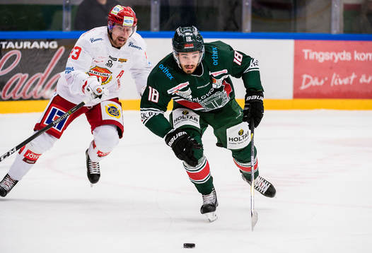 Tingsryds Jacob Dahlström jagas av Almtunas Albin Lundin