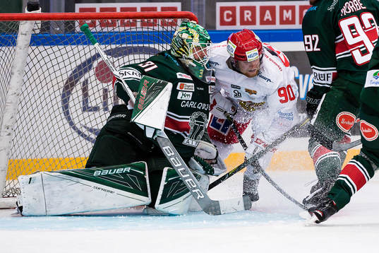 Almtunas Daniel Ljunggren bryter in framför Tingsryds