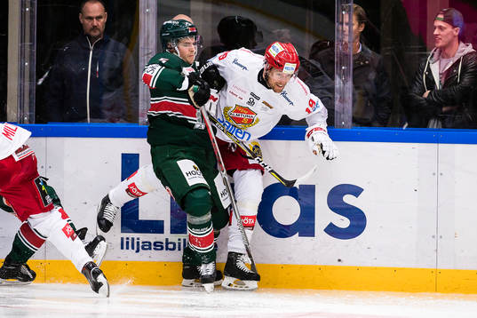 Tingsryds Niklas Enberg tacklar Almtunas Per Svensson