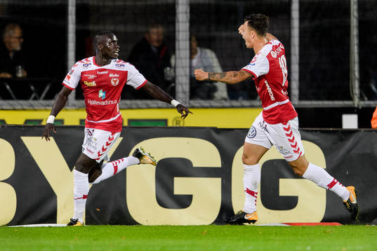 Kalmars Papa Alioune Diouf (v) har gjort 0-1 och jublar