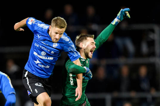 Halmstads Alexander Ruud Tveter och Kalmars målvakt Lucas