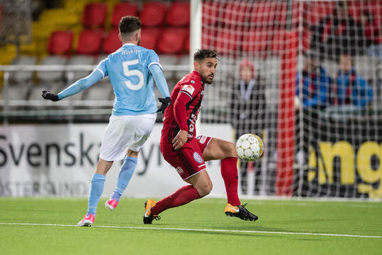 Östersunds Sotirios Papagiannopoulos täcker ett skott från Malmö FFs Erdal Rakip