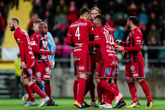 Östersunds spelare jublar med Brwa Nouri